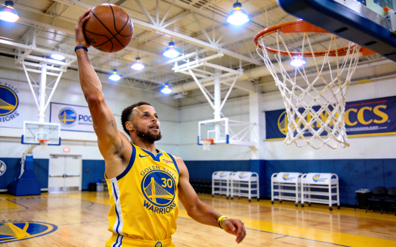 NBA球星斯蒂芬·库里在训练馆进行三分球投篮训练