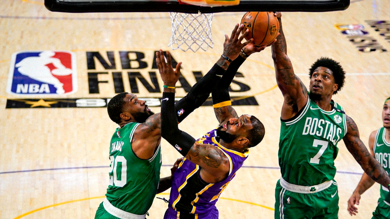 NBA总决赛第七场，湖人队与凯尔特人队球员在篮下激烈对抗